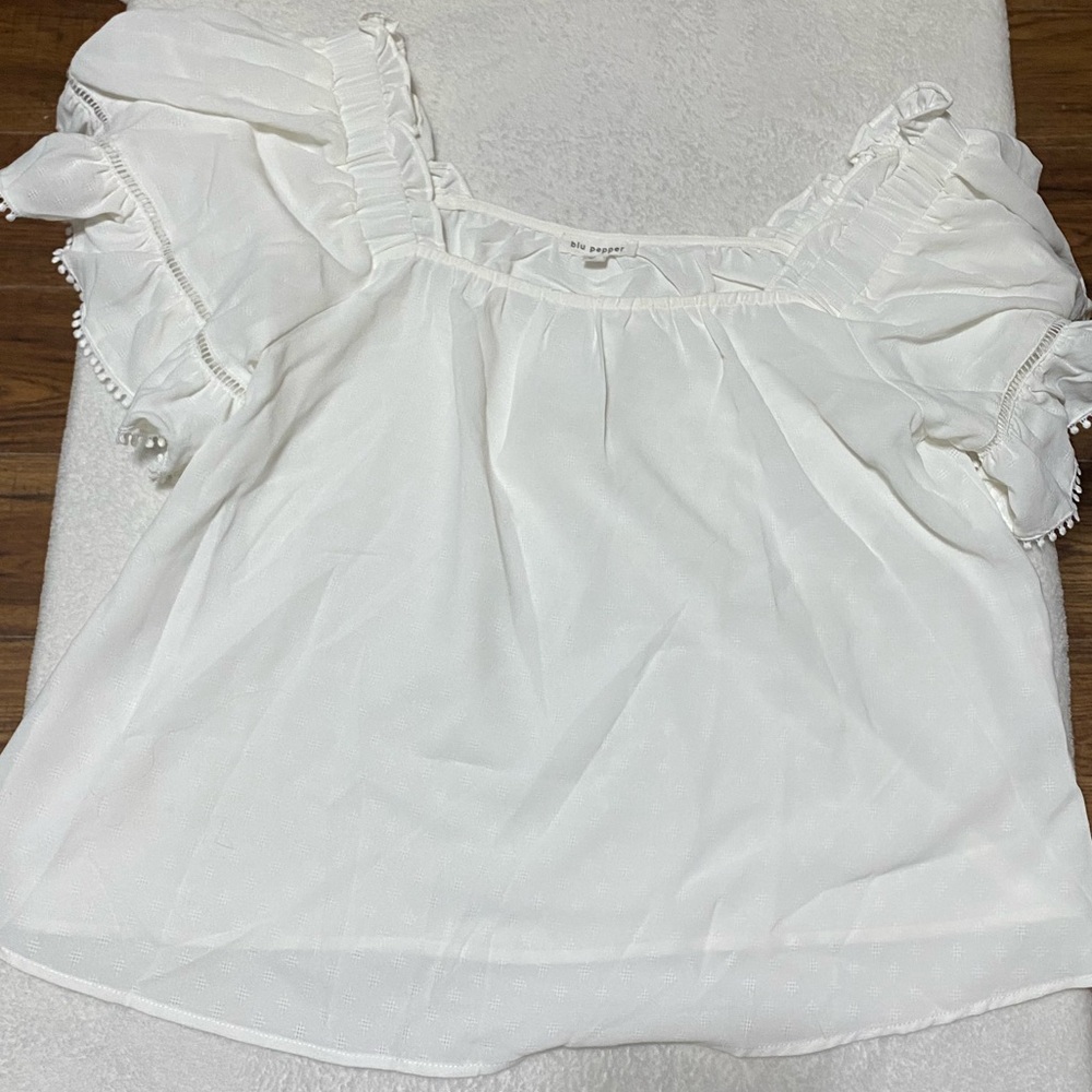 White eyelet blouse. Size Large fits like a medium. Over sized sleeves.